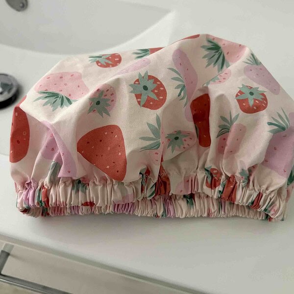 Shower Cap Strawberry Cream